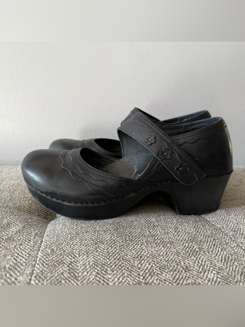 Dansko Black Leather Mary Jane Clogs Floral Strap Scalloped EU 39 Y2K